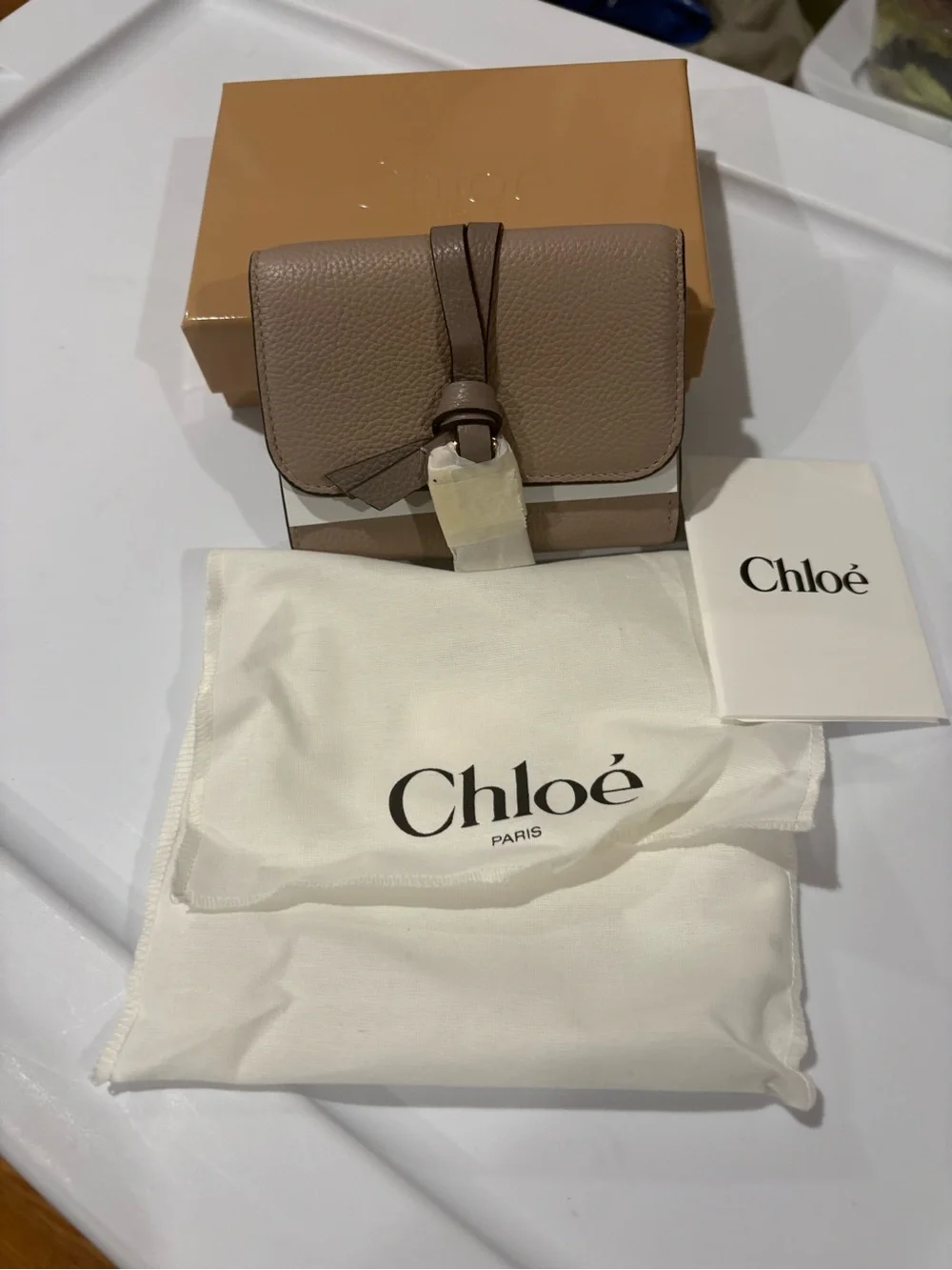 SMALL ALPHABET TRI-FOLD IN GRAINED LEATHER